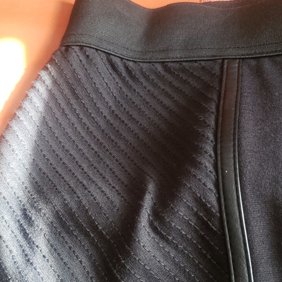 A  pencil skirt - Picture 3 of 4